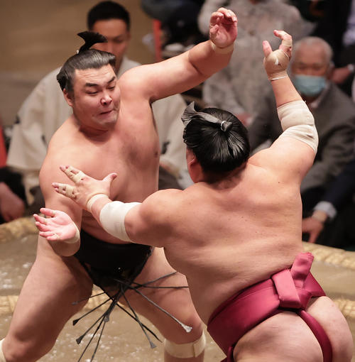 大栄翔（右）を押し出しで破った霧馬山（撮影・野上伸悟）