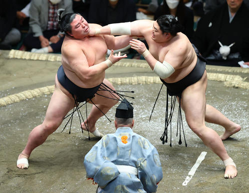 張り手で打ち合う阿炎（右）と正代（撮影・垰建太）