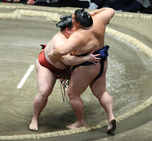 隆の勝（左）は御嶽海を寄り切りで破る（撮影・垰建太）
