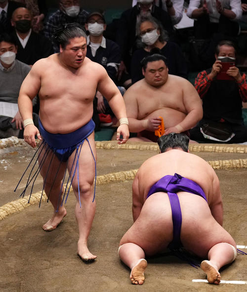 貴景勝（右）をはたき込みで破る若隆景（撮影・横山健太）