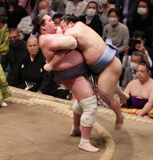 翔猿（右）をきめ出しで破る照ノ富士（撮影・野上伸悟）