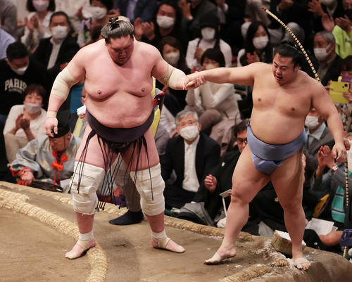 きめ出しで勝利した後に、翔猿（右）の手をとる照ノ富士（撮影・野上伸悟）