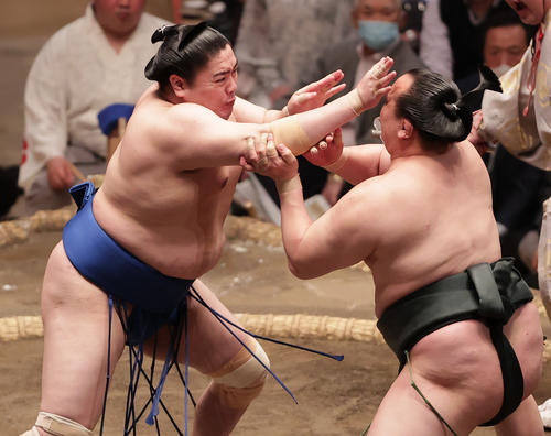 千代翔馬（右）を突き出しで破るイ一山本（撮影・野上伸悟）