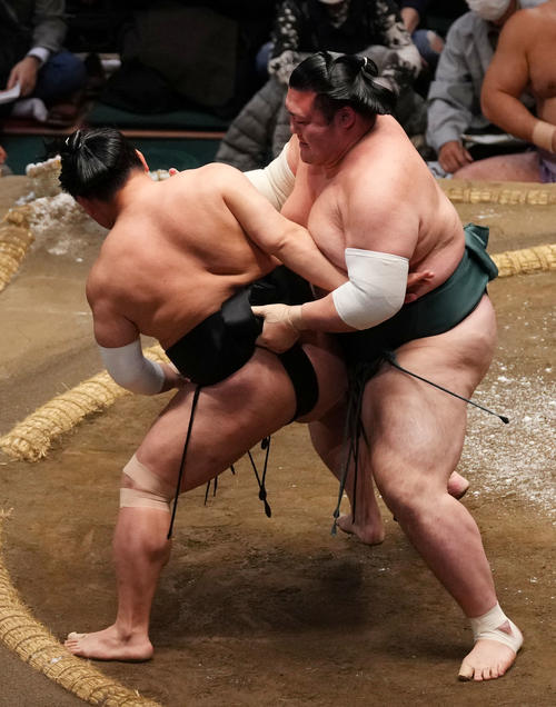照強（左）を送り出しで破る豊山（撮影・横山健太）