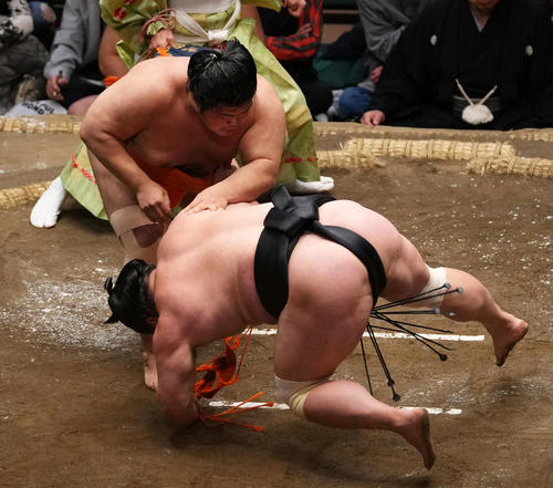 妙義龍（手前）を突き落としで破る志摩ノ海（撮影・横山健太）