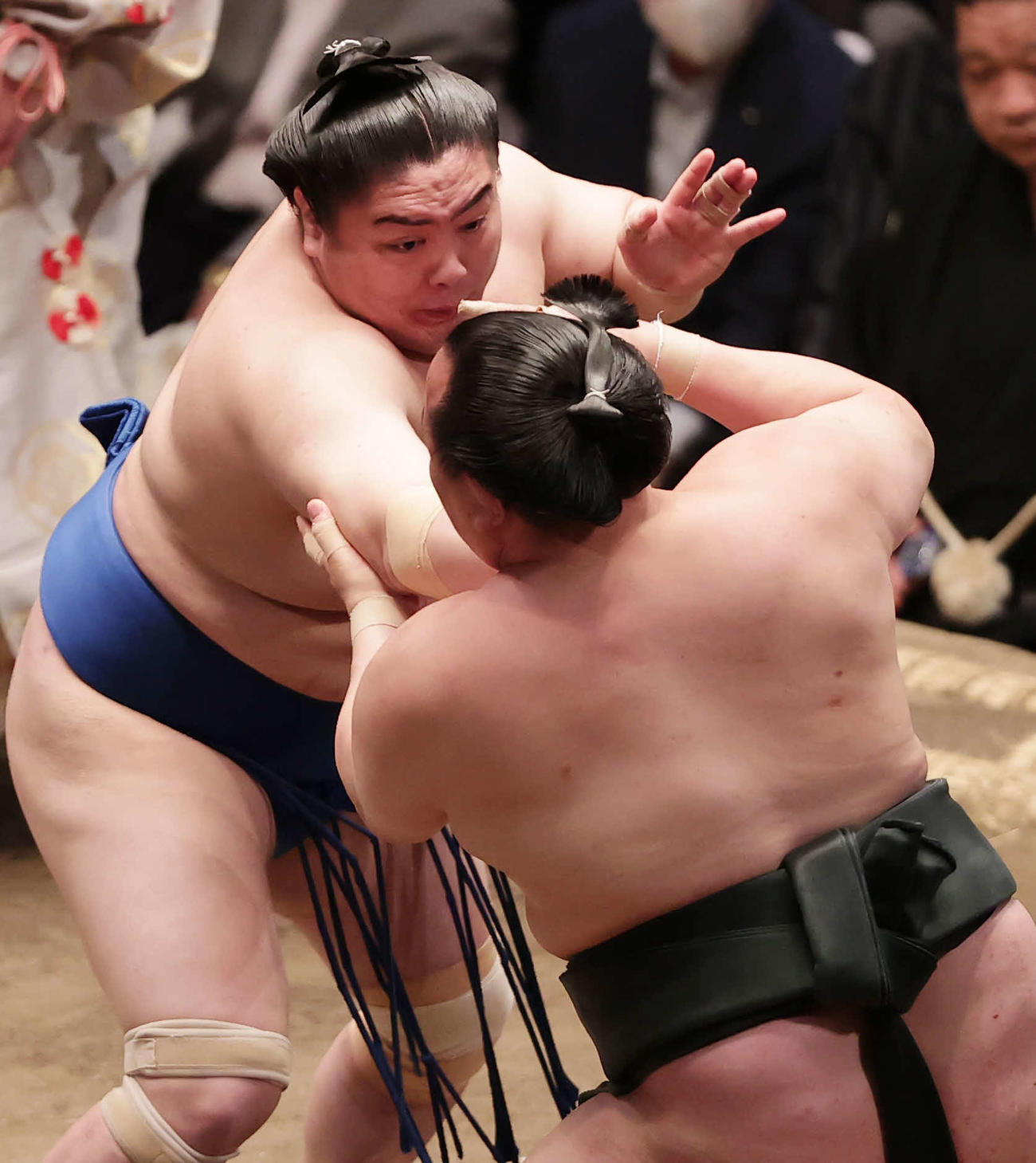 千代翔馬（右）を突き出しで破る一山本（撮影・野上伸悟）