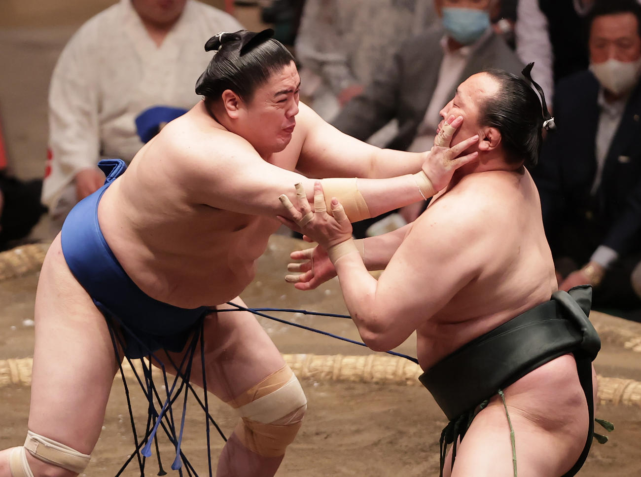 千代翔馬（右）を突き出しで破る一山本（撮影・野上伸悟）