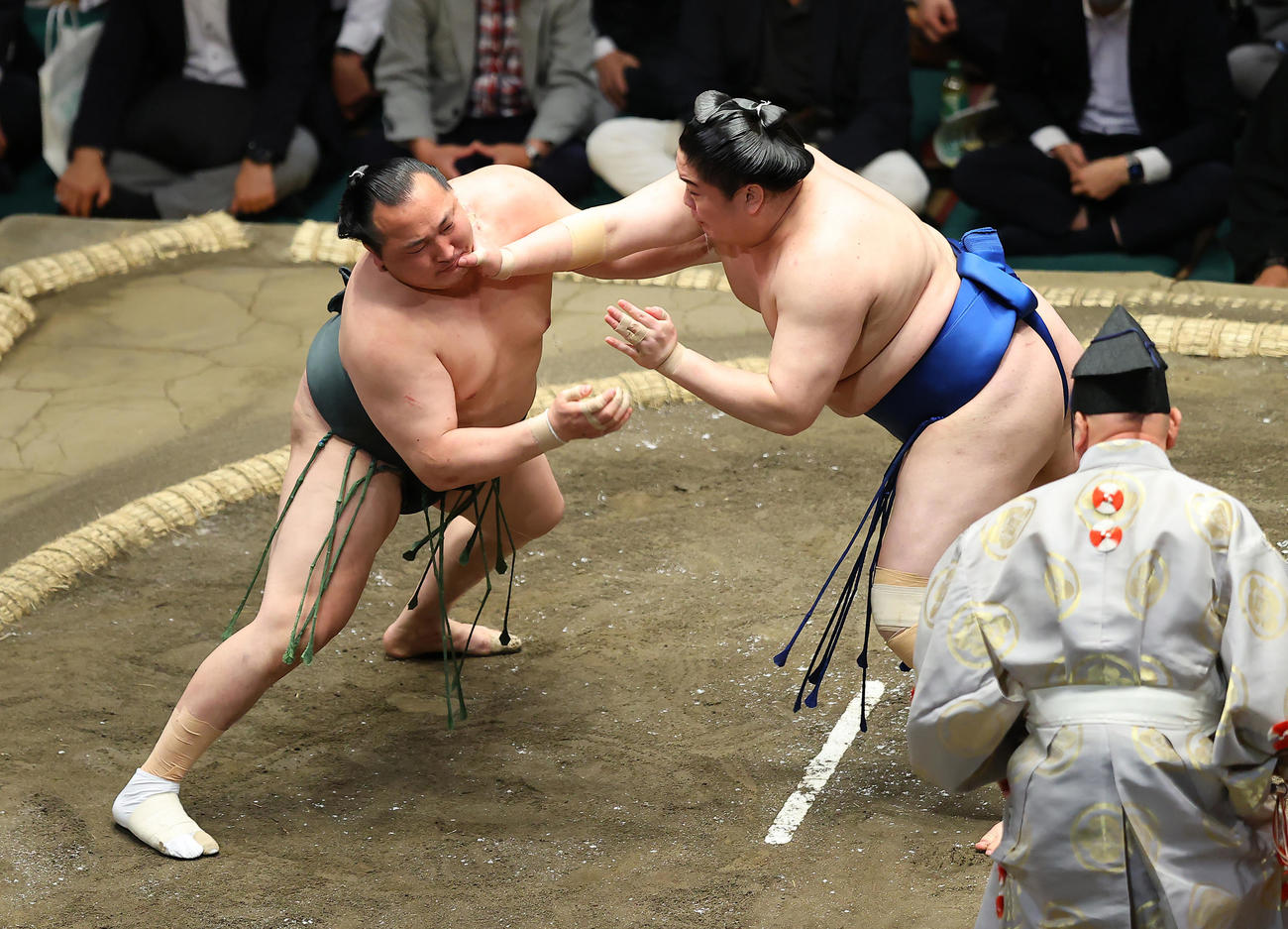 一山本（右）は千代翔馬を突き出しで破る（撮影・垰建太）
