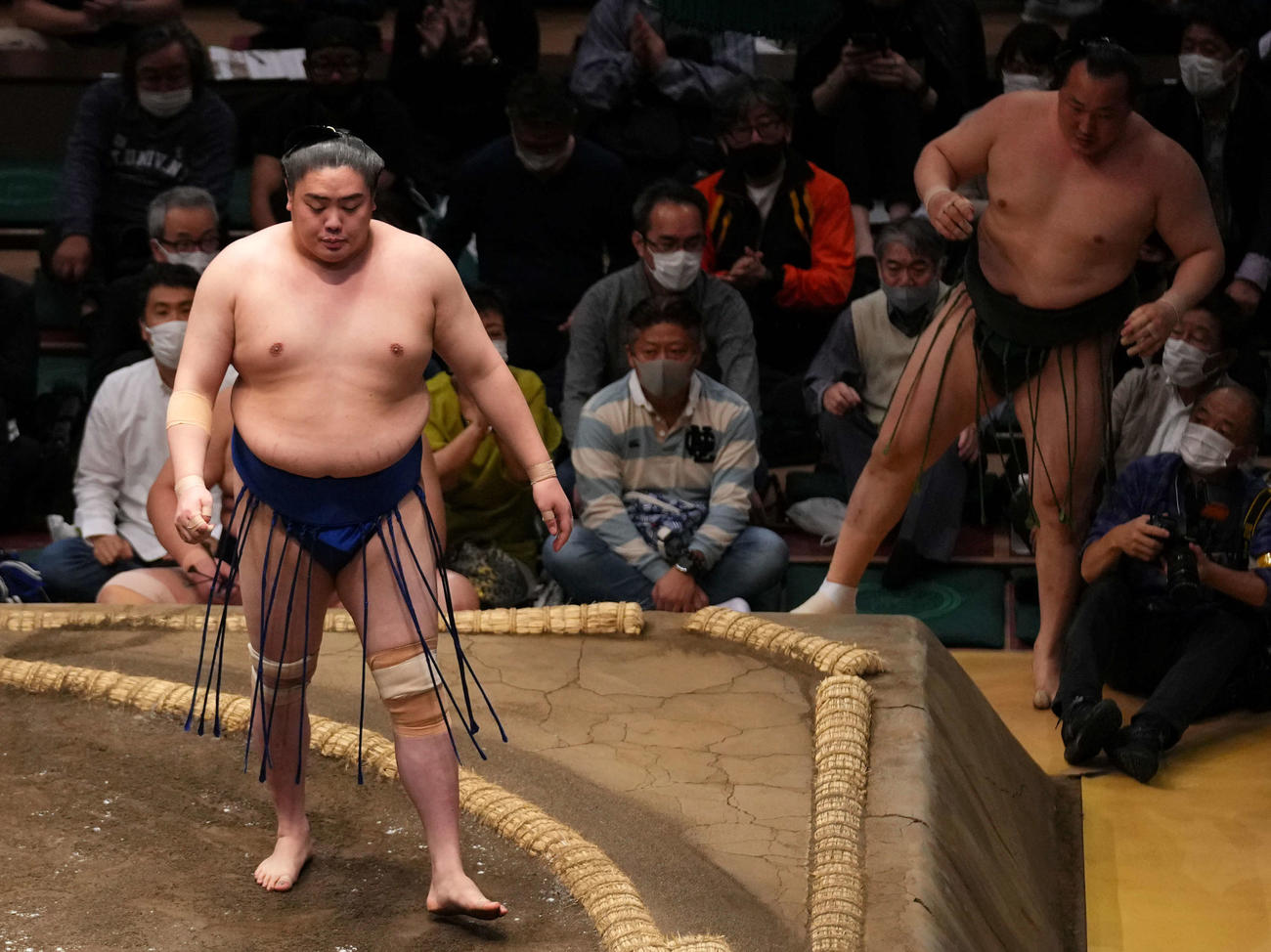 千代翔馬（右）を突き出しで破る一山本（撮影・横山健太）