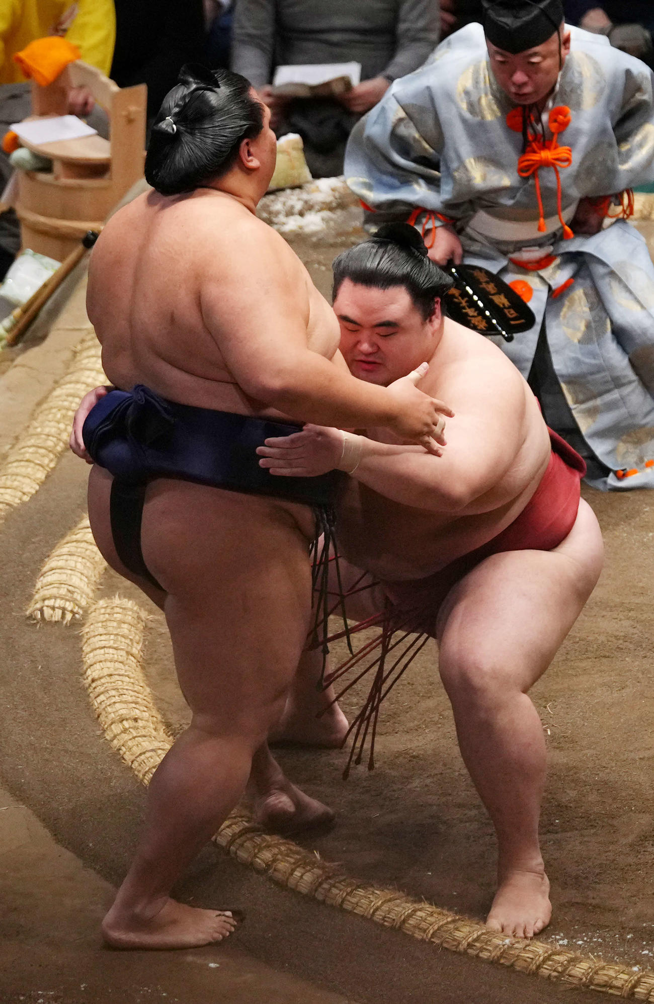 御嶽海（左）を寄り切りで破る隆の勝（撮影・横山健太）
