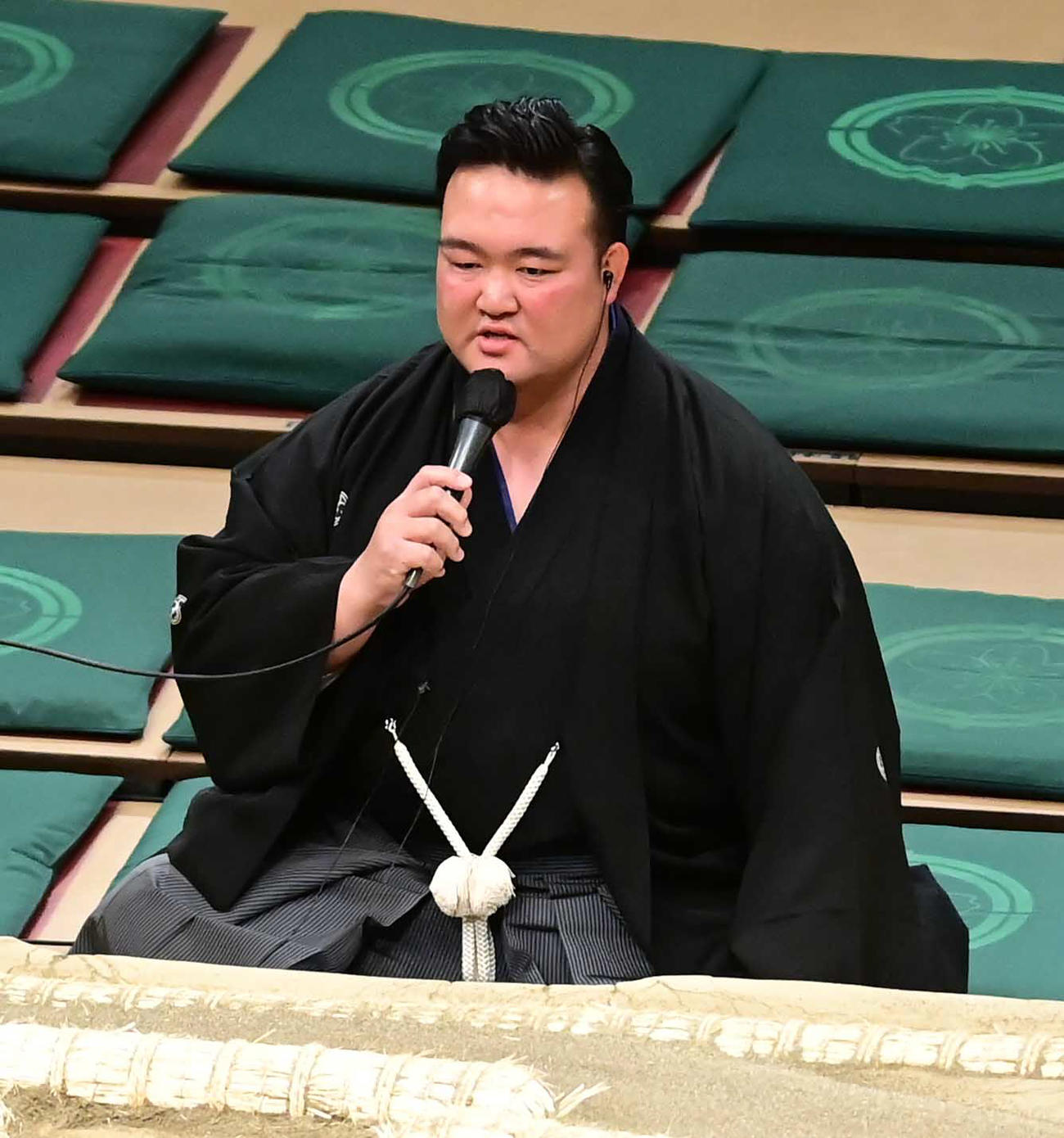 審判としてはじめてマイクで場内説明する審判長の二所ノ関親方（元横綱稀勢の里）（撮影・小沢裕）
