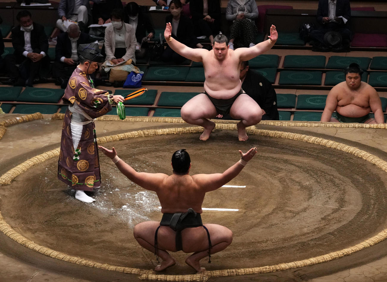 対戦する獅司（奥）と狼雅（撮影・横山健太）