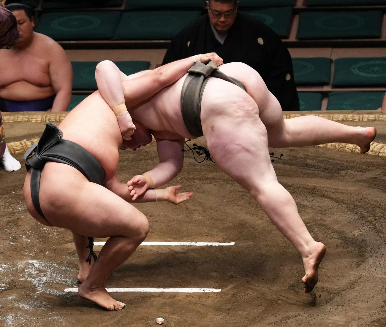 獅司（右）を下手投げで破る狼雅（撮影・横山健太）