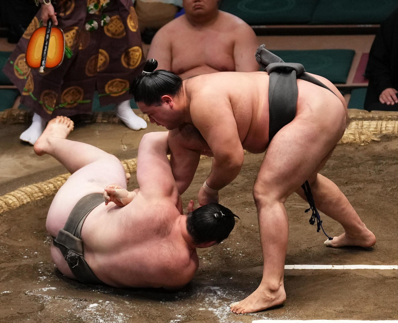 獅司（左）を下手投げで破る狼雅（撮影・横山健太）