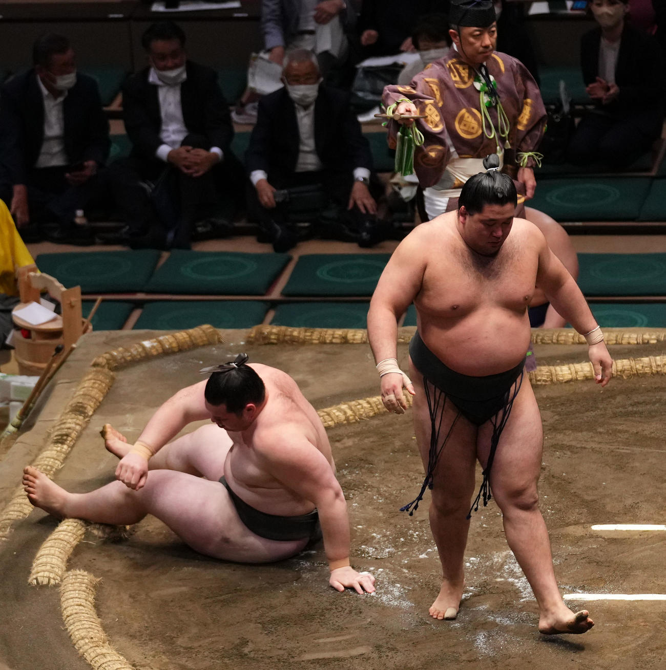 獅司（左）を下手投げで破る狼雅（撮影・横山健太）