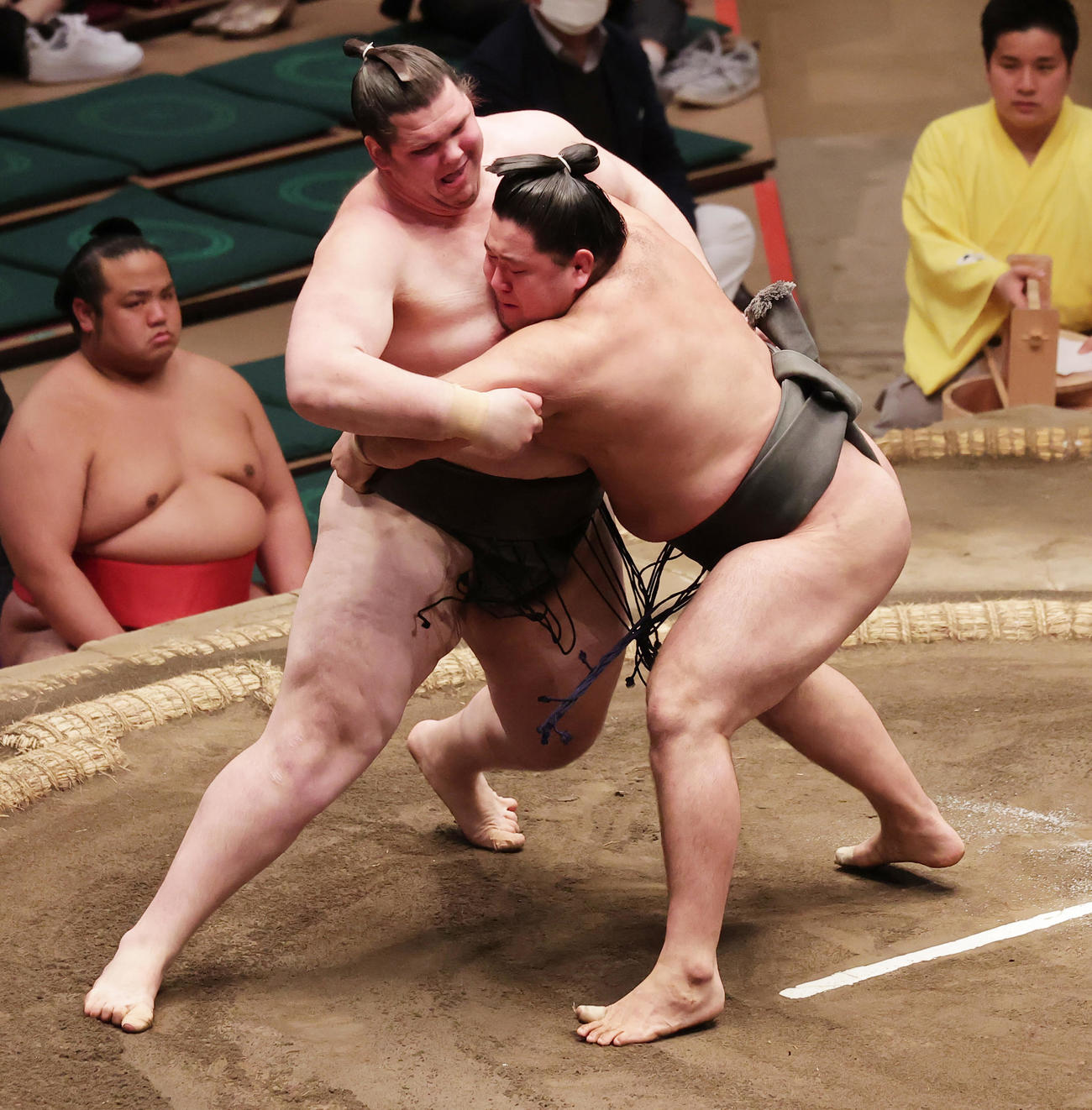 狼雅（右）の寄りをこらえる獅司（撮影・野上伸悟）