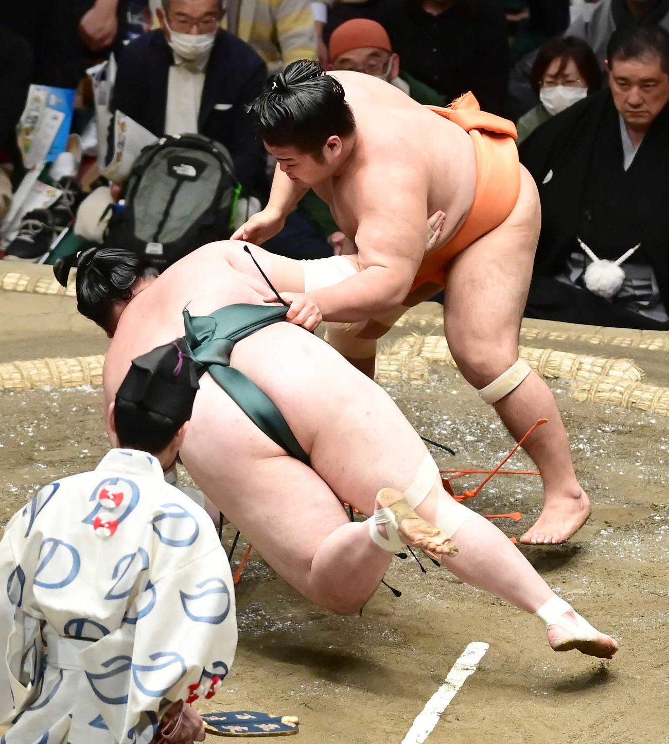 志摩ノ海（右）は豊山を上手投げで破る（撮影・小沢裕）