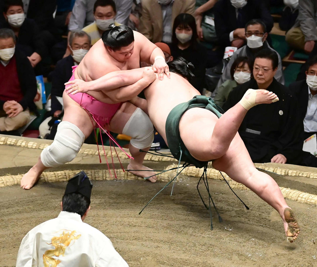 宇良（左）は錦木を肩透かしで破る（撮影・小沢裕）