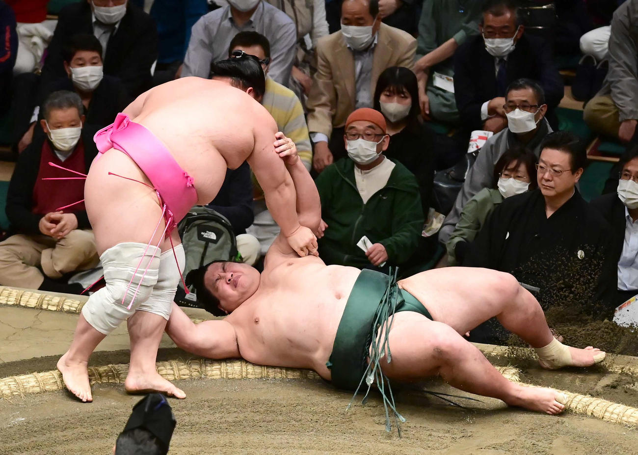 宇良（左）は錦木を肩透かしで破る（撮影・小沢裕）