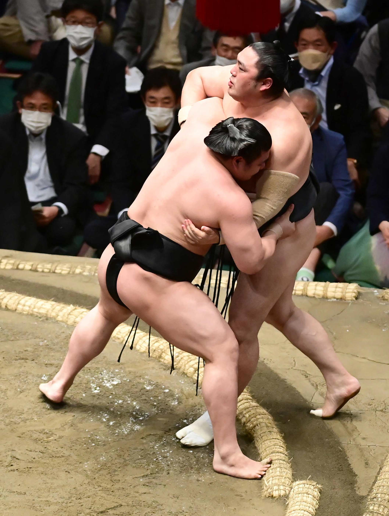 若元春（左）は寄り切りで隠岐の海を破る（撮影・小沢裕）