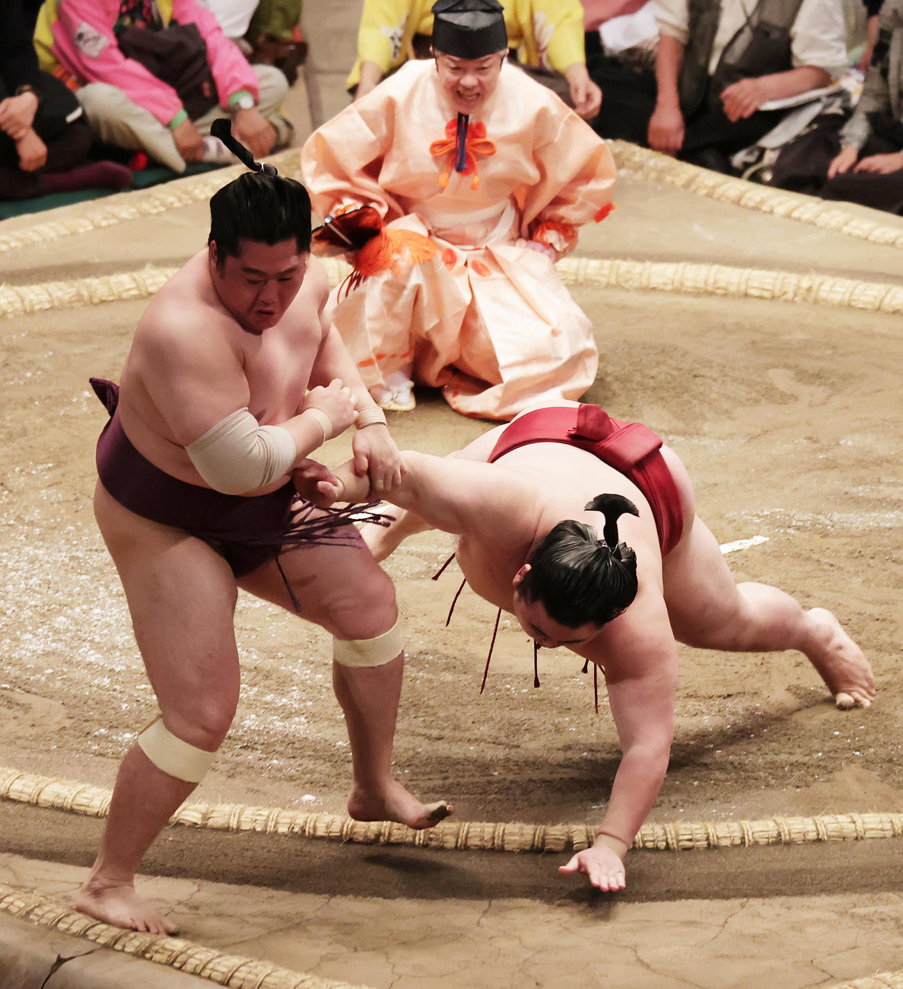 押し出しで遠藤（左）を破る隆の勝（撮影・野上伸悟）