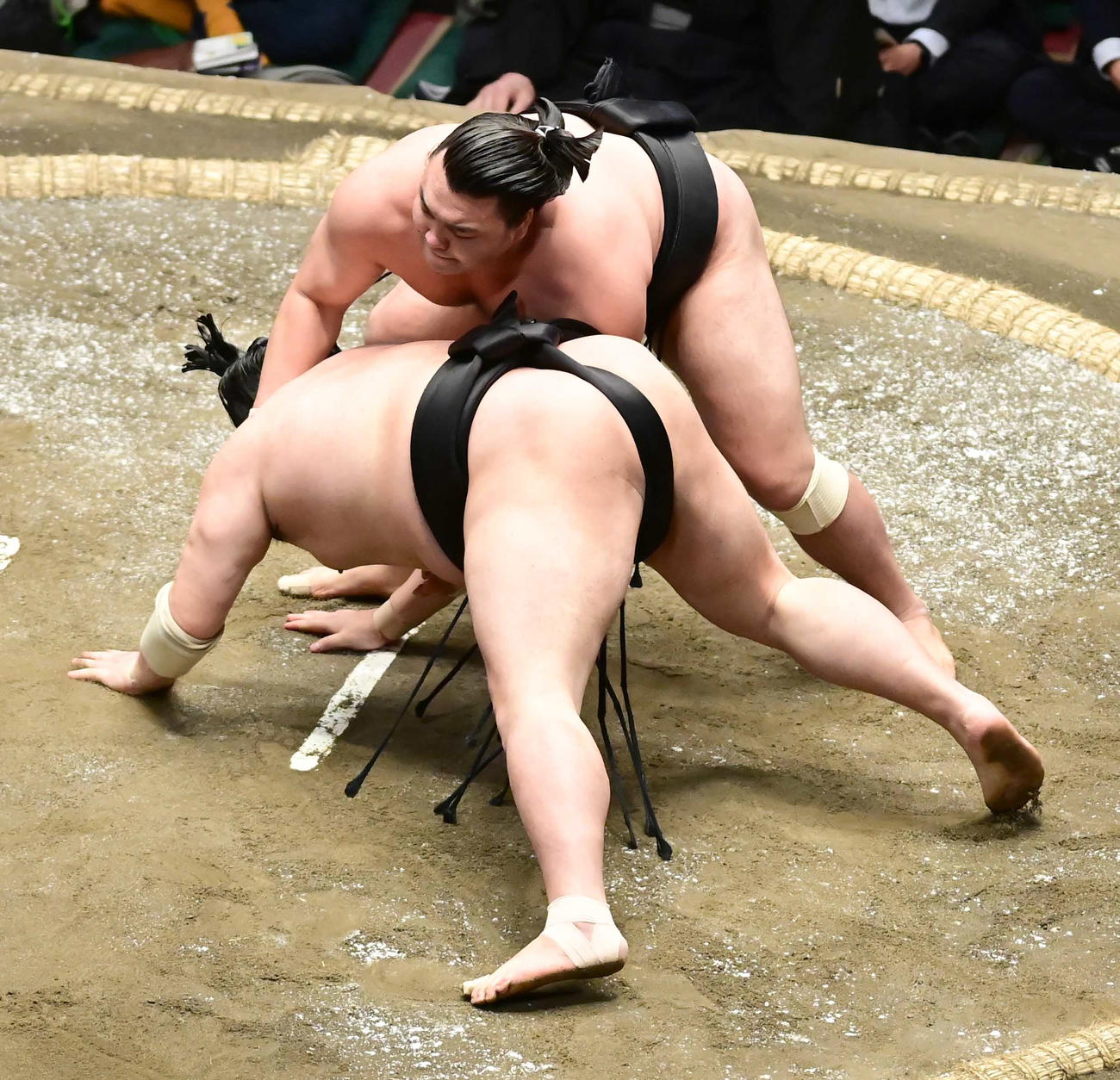 霧馬山は阿炎（手前）をはたき込みで破る（撮影・小沢裕）