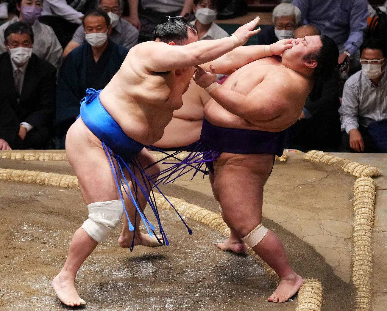 貴景勝（右）を押し出しで破る北勝富士（撮影・横山健太）