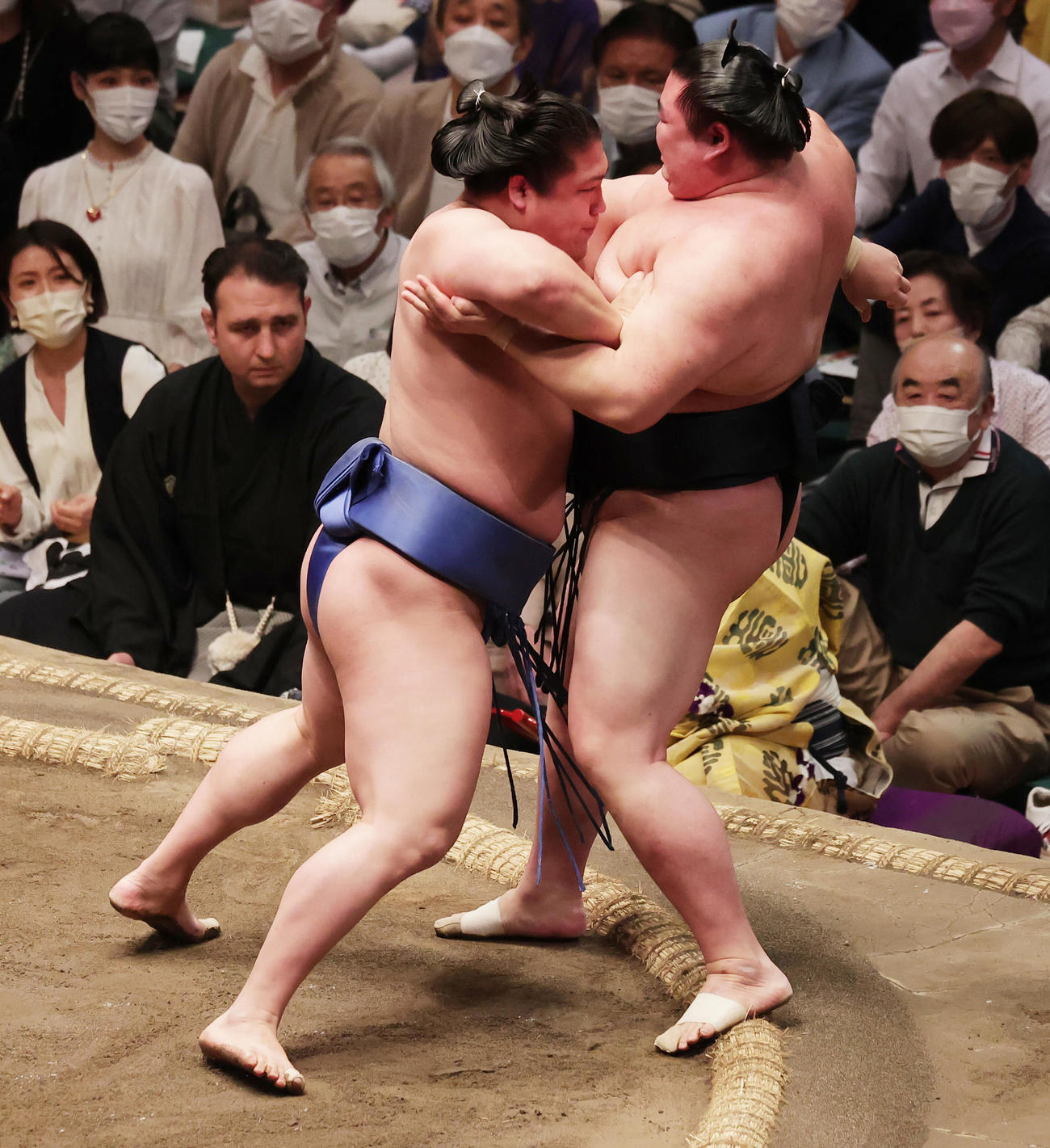 寄り切りで正代（右）を破る若隆景（撮影・野上伸悟）