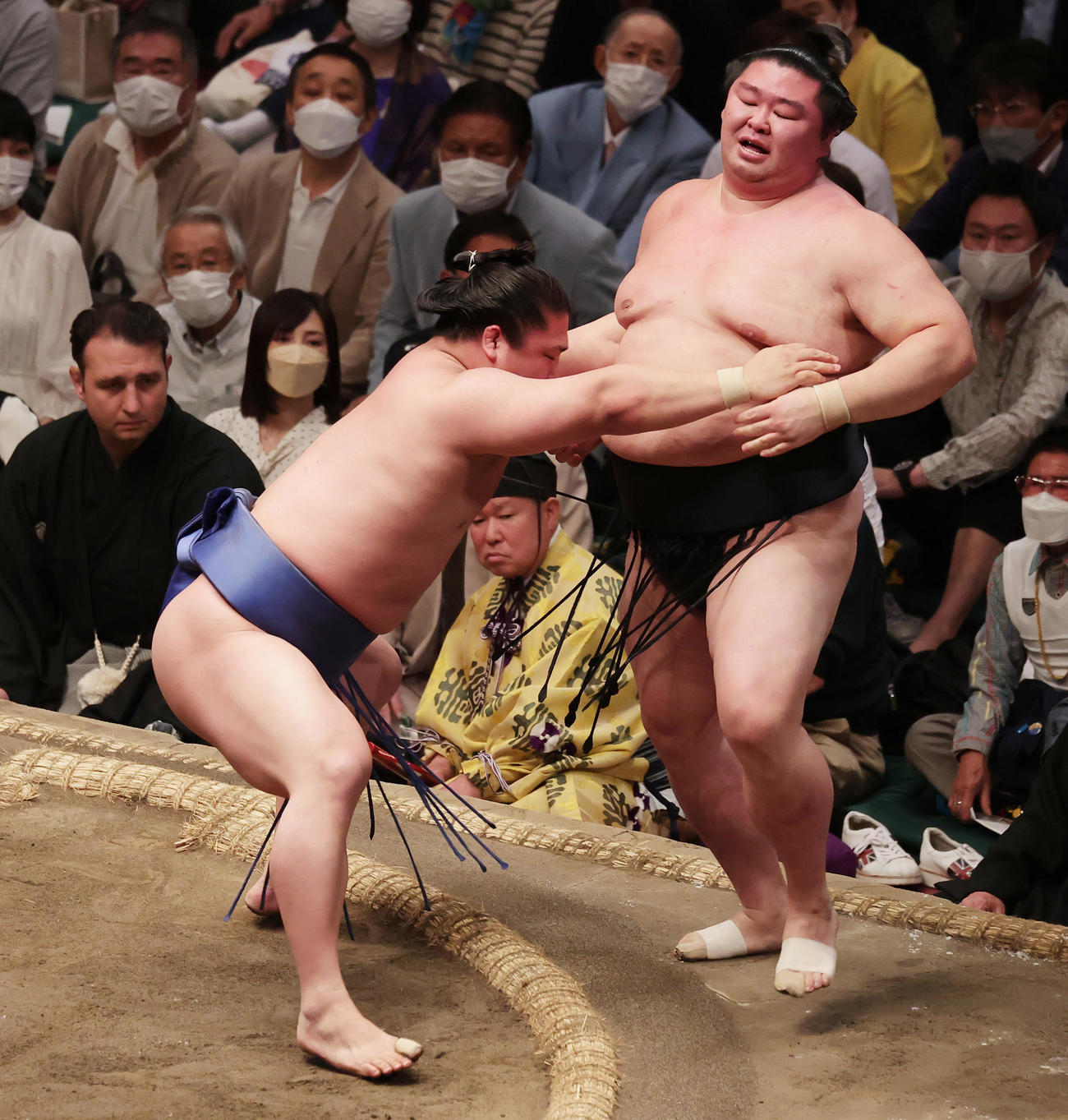 寄り切りで正代（右）を破る若隆景（撮影・野上伸悟）