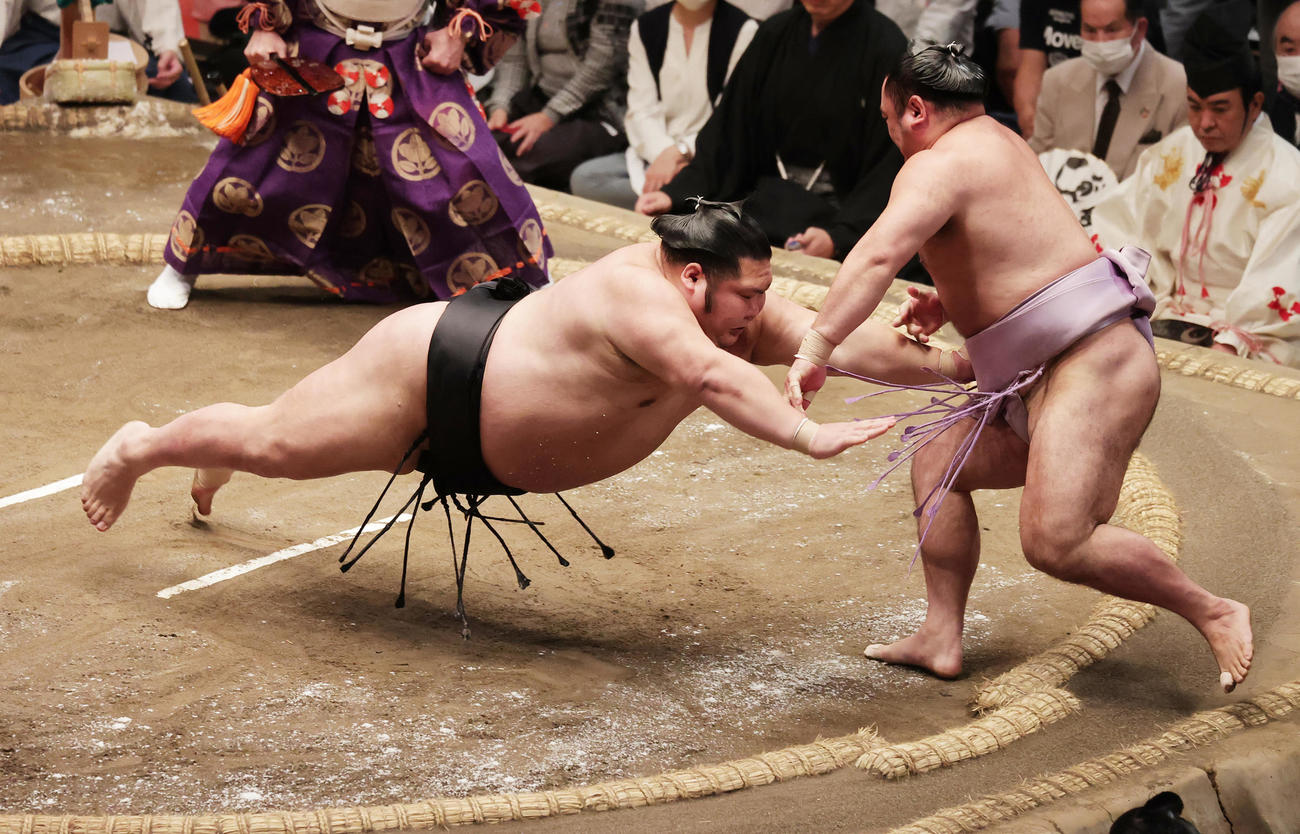 押し出しで琴恵光（右）を破る千代大龍（撮影・野上伸悟）