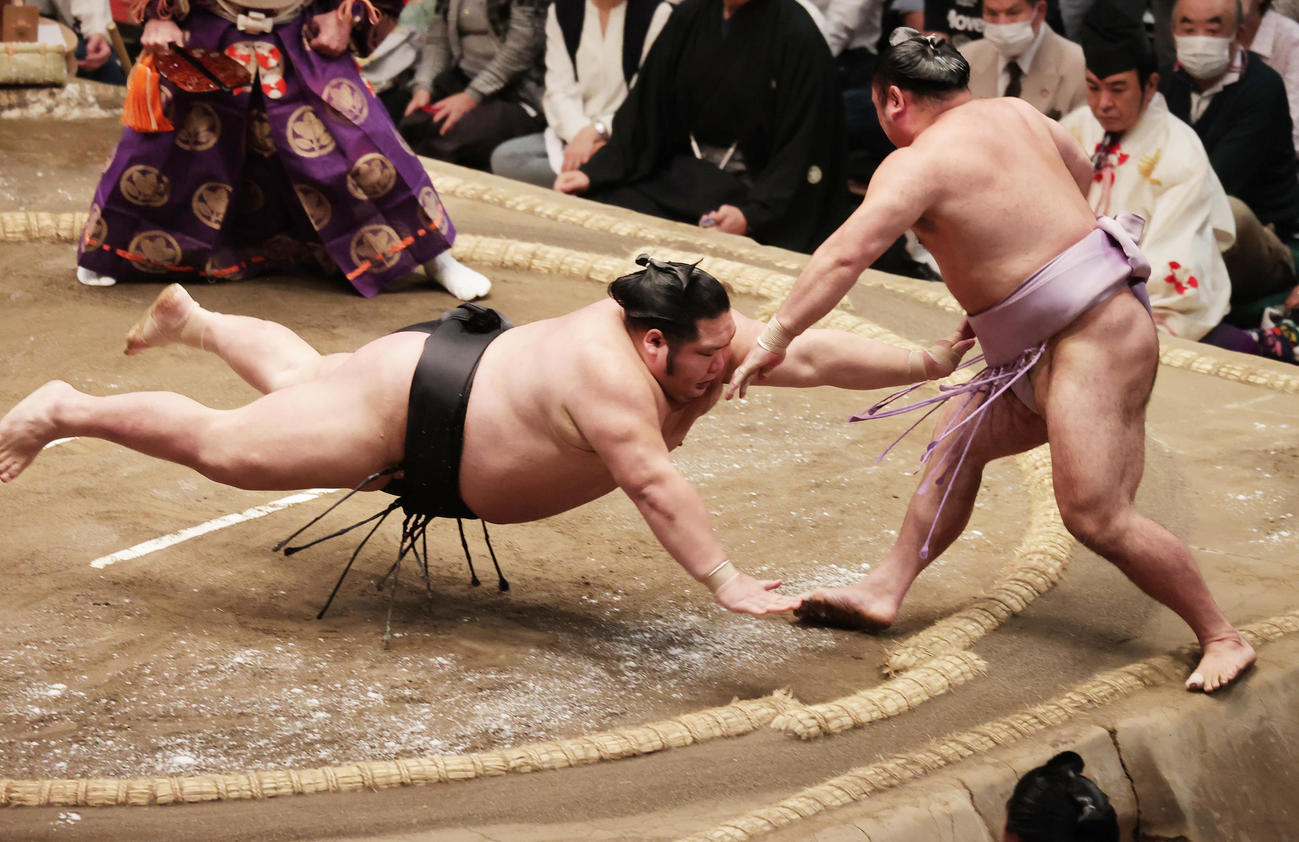 押し出しで琴恵光（右）を破る千代大龍（撮影・野上伸悟）