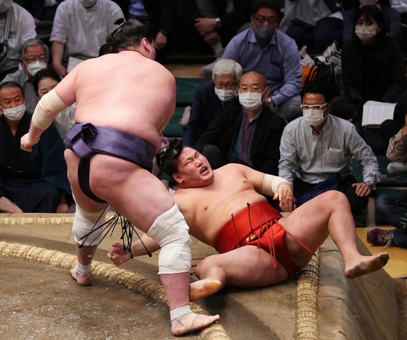 照ノ富士（左）に寄り倒しで敗れる豊昇龍（撮影・横山健太）
