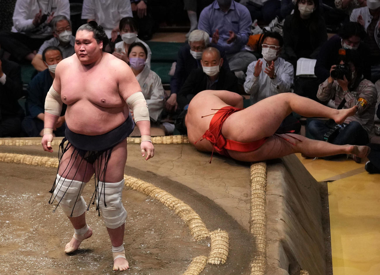 豊昇龍（右）を寄り倒しで破る照ノ富士（撮影・横山健太）