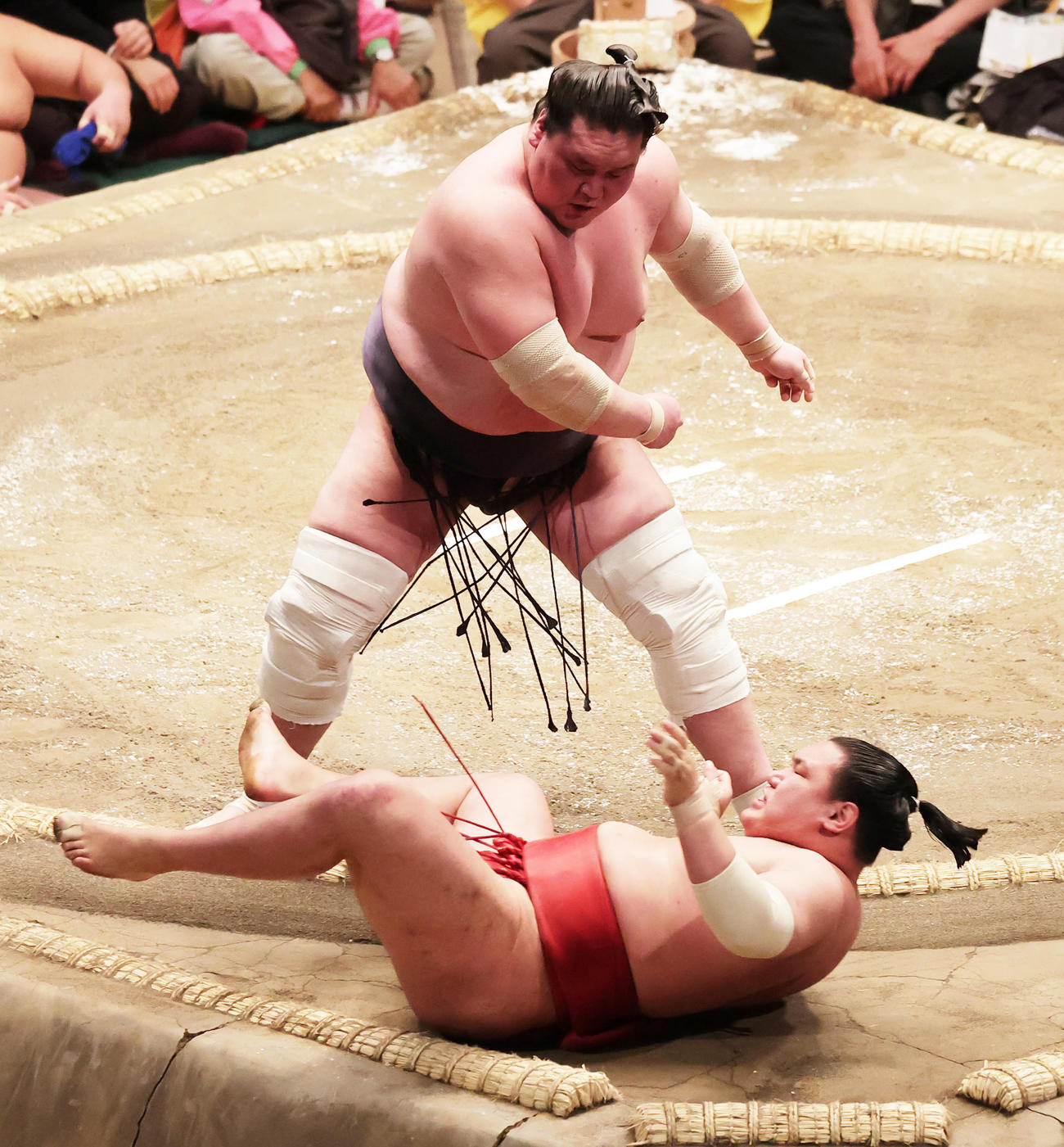 豊昇龍（手前）を寄り倒しで破る照ノ富士（撮影・野上伸悟）