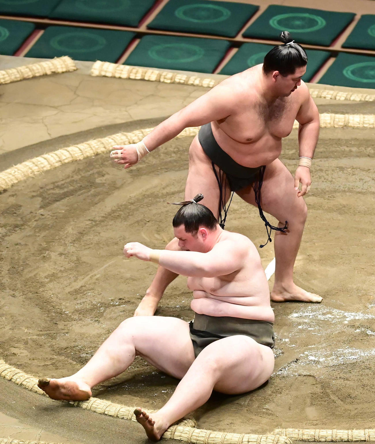 狼雅（右）は獅司を下手投げで破る（撮影・小沢裕）