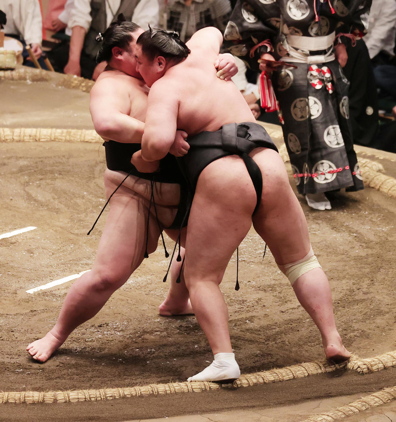 寄り切りで東龍（右）を破る剣翔（撮影・野上伸悟）