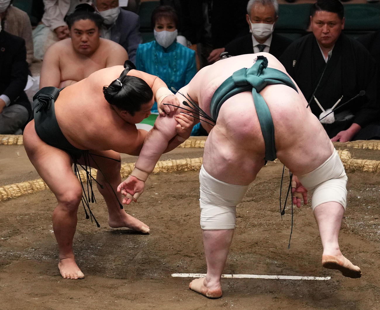 碧山（右）を肩透かしで破る翠富士（撮影・横山健太）