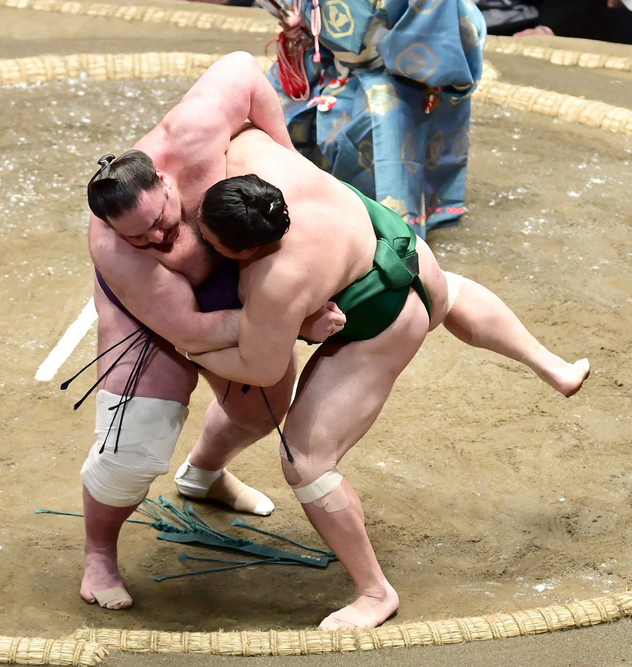 栃ノ心（左）は佐田の海を寄り切りで破る（撮影・小沢裕）