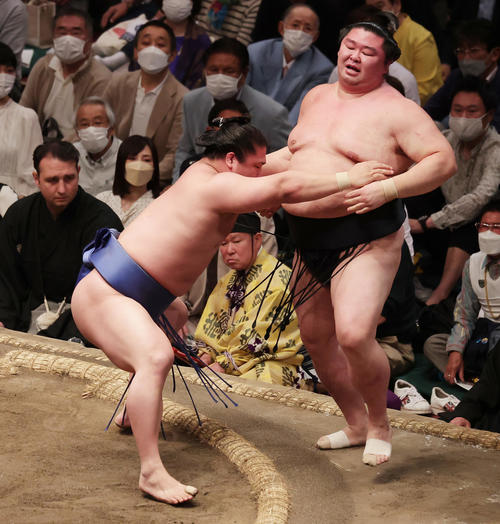 寄り切りで正代(右)を破る若隆景(撮影・野上伸悟)