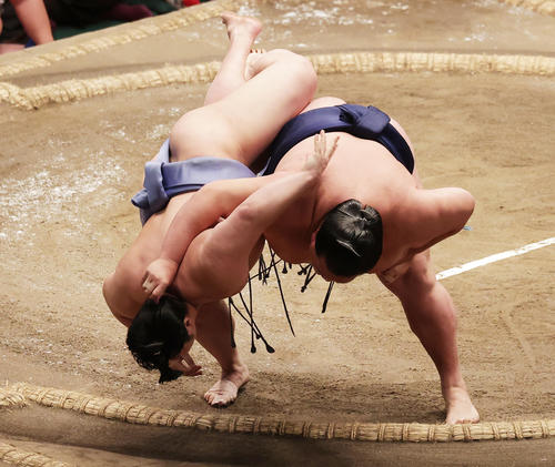 すくい投げで翔猿(左)を破る御嶽海(撮影・野上伸悟)