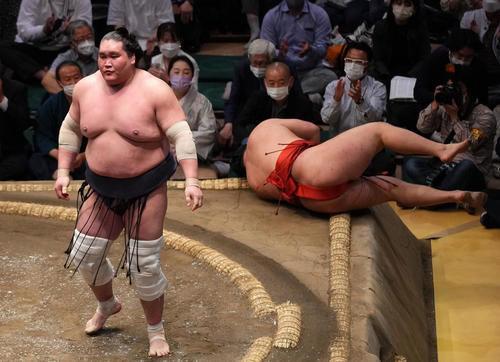 豊昇龍(右)を寄り倒しで破る照ノ富士(撮影・横山健太)
