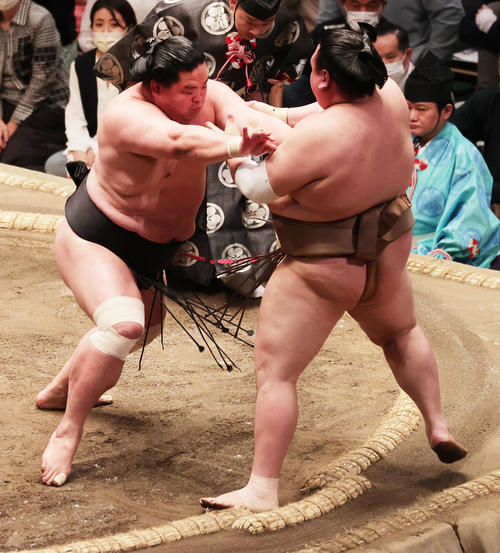 押し出しで荒篤山(右)を破る妙義龍(撮影・野上伸悟)
