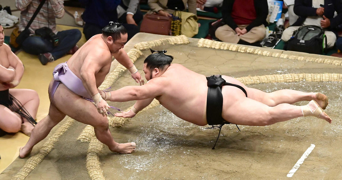 千代大龍（右）は琴恵光を押し出しで破る（撮影・小沢裕）