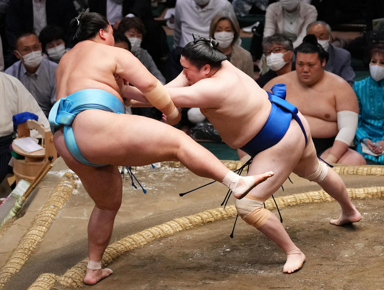 琴勝峰（左）を突き出しで破る一山本（撮影・横山健太）