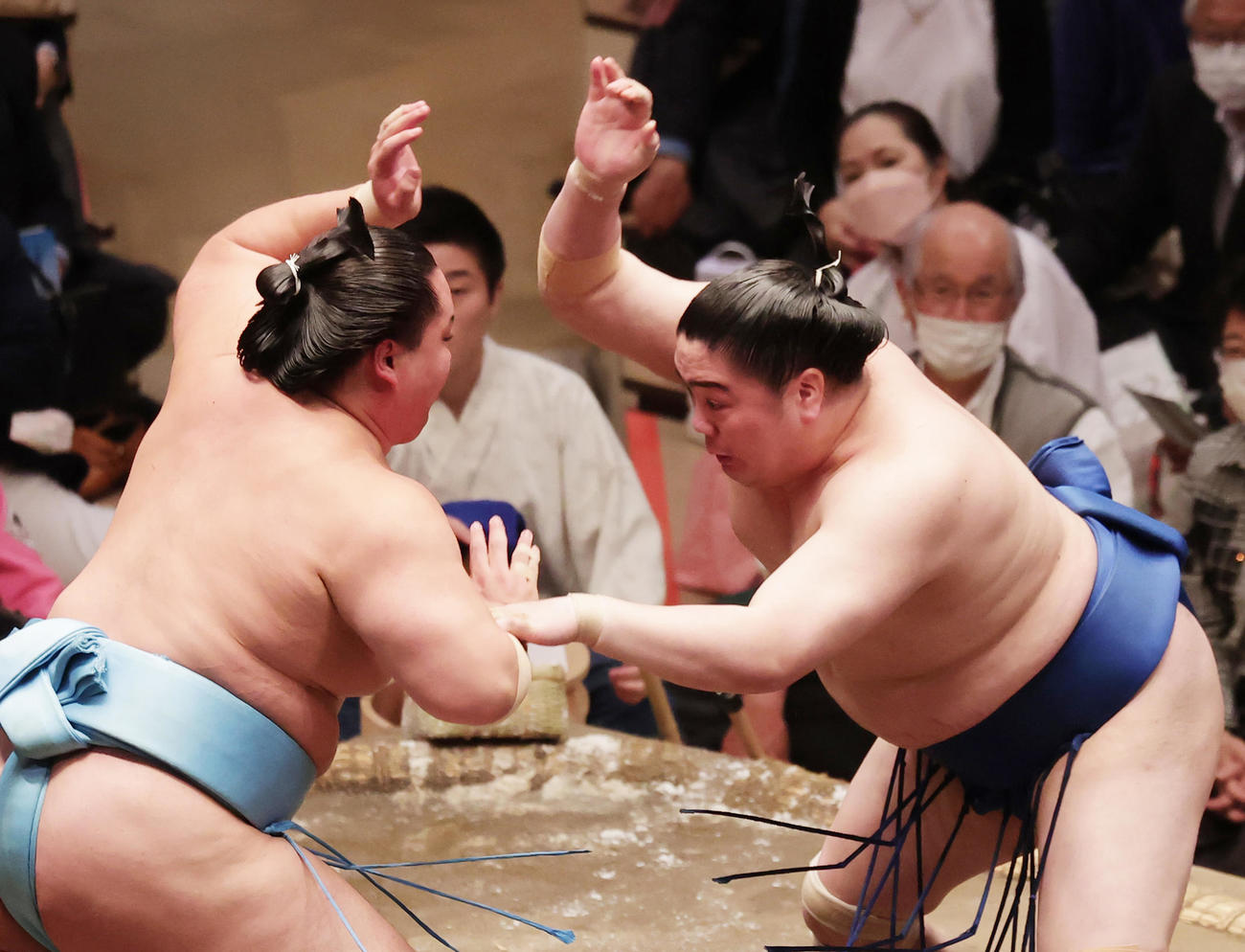 突き出しで琴勝峰（左）を破った一山本（撮影・野上伸悟）