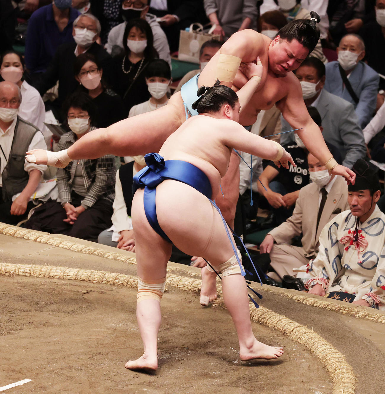 突き出しで琴勝峰（奥）を破る一山本（撮影・野上伸悟）