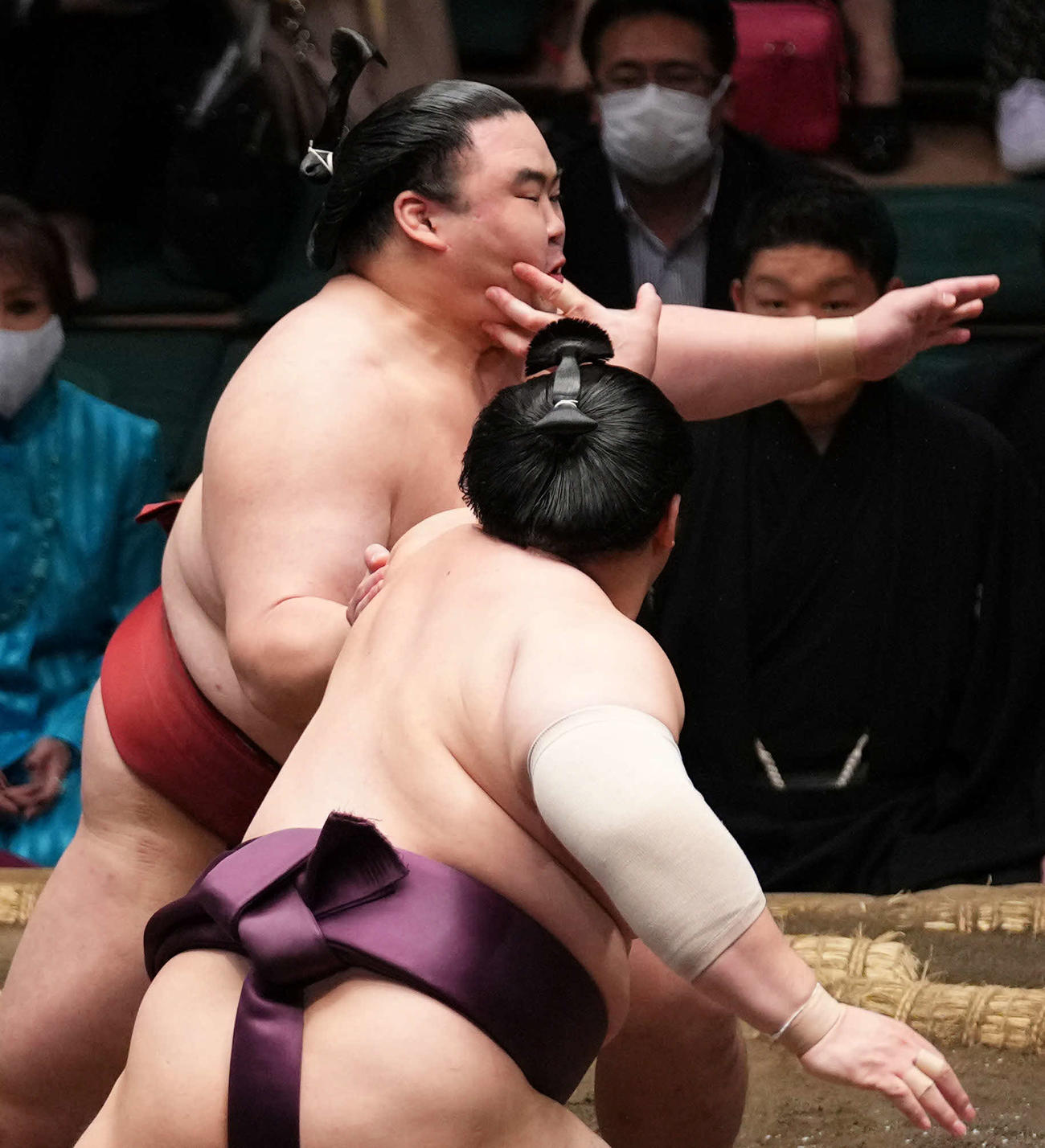 遠藤（手前）に張り手を浴びる隆の勝（撮影・横山健太）