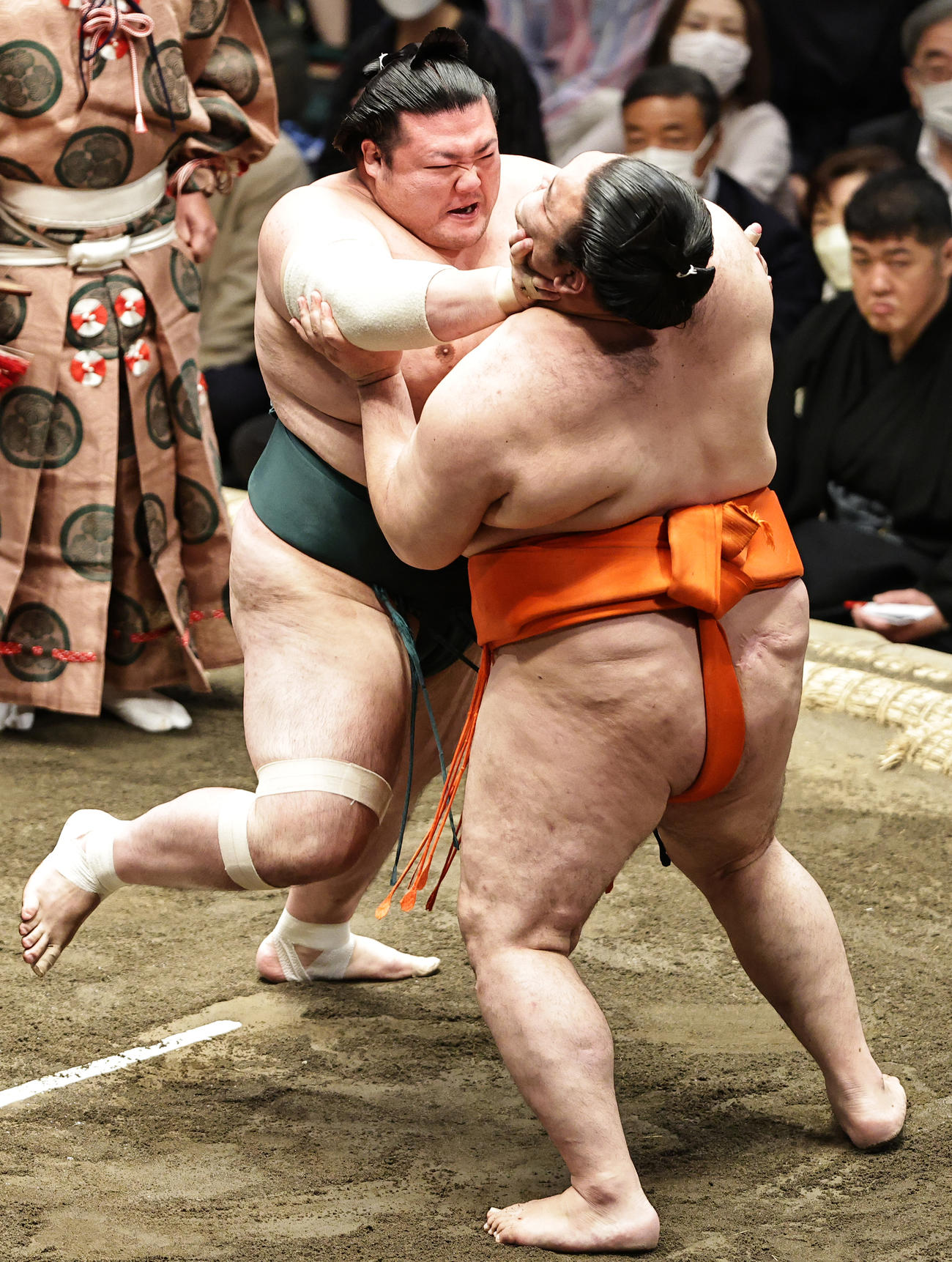 水戸龍（右）を押し出しで破る豊山（撮影・中島郁夫）