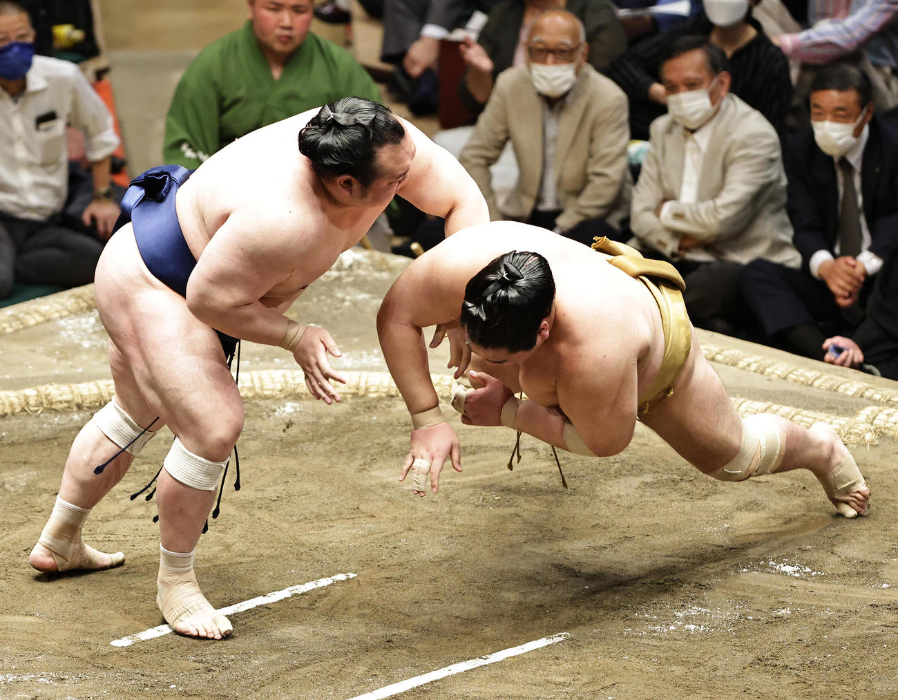 輝（右）を突き落としで破る宝富士（撮影・中島郁夫）