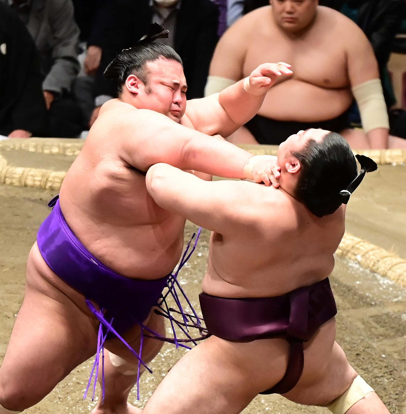 貴景勝（左）は遠藤を突き出しで破る（撮影・小沢裕）
